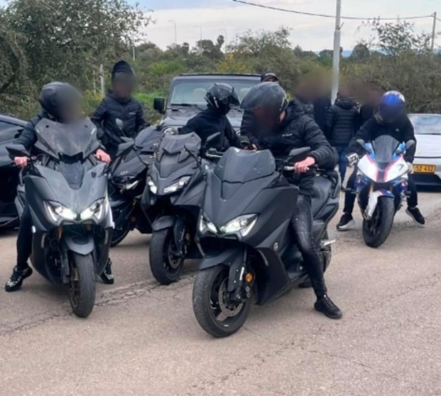  إيقاف استعراض مركبات أمام مدخل سجن تسلمون